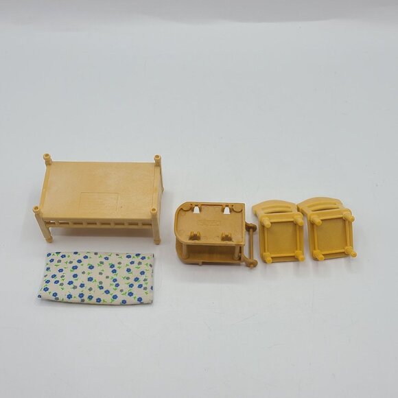 Sylvanian Families Epoch Calico Critters Tan Bedroom Set With Bed Rose Mattress - Picture 5 of 8